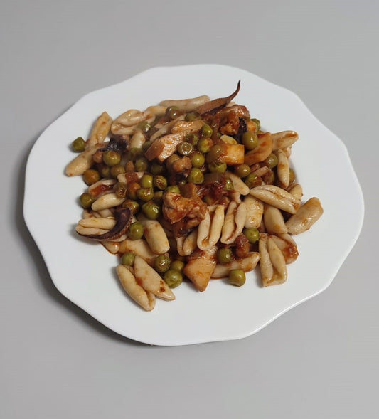cavatelli con seppie, piselli e olio EVO